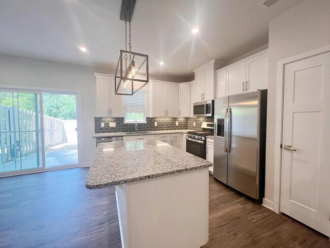 Building Photo - 131 Lilywood Ct