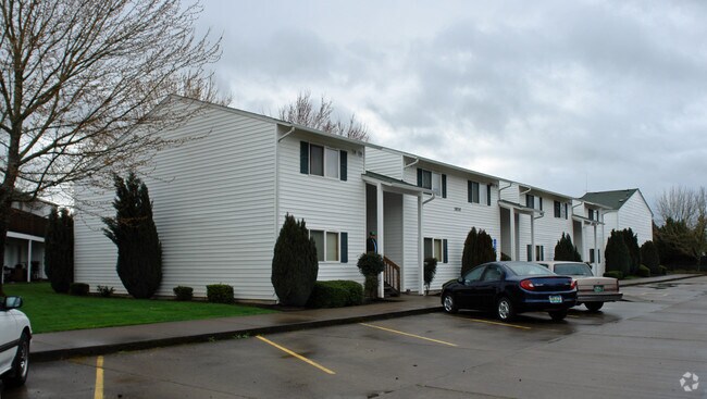 Building Photo - Queen Oaks
