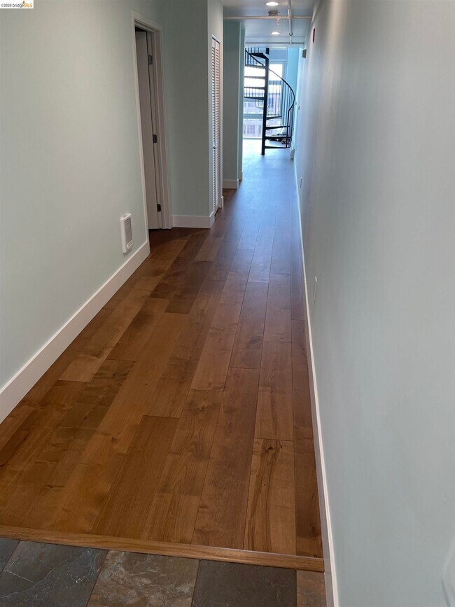 Building Photo - 311 Oak St