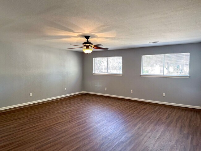 Building Photo - 3 Bedroom / 2 Bath