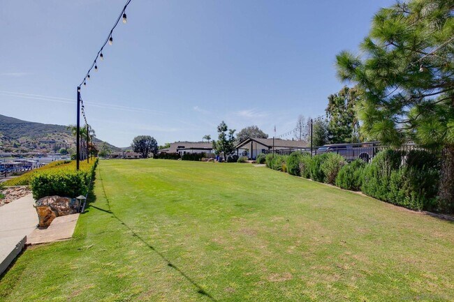 Building Photo - Single Level Condo in Lake San Marcos