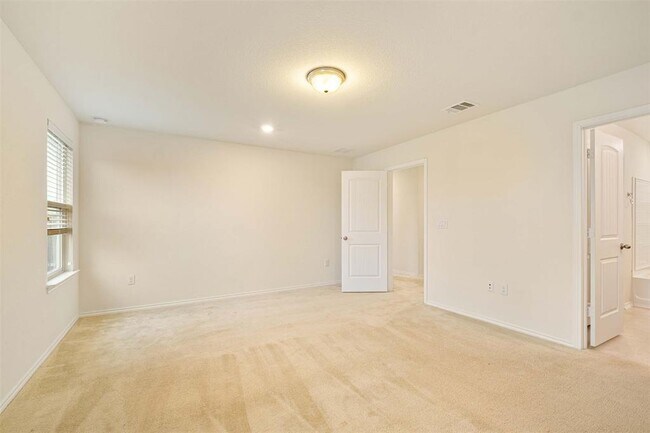 Building Photo - 907 Solitude Dr