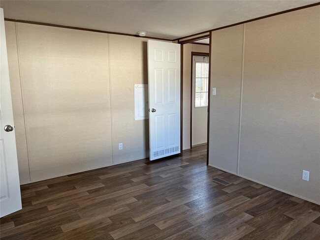 Building Photo - 400 Hidden Oaks Dr
