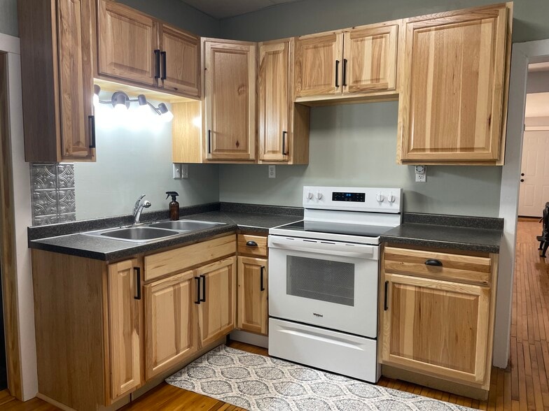 Building Photo - 220 S 61st Ave W