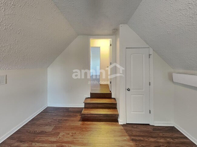 Building Photo - 447 Titans Cir