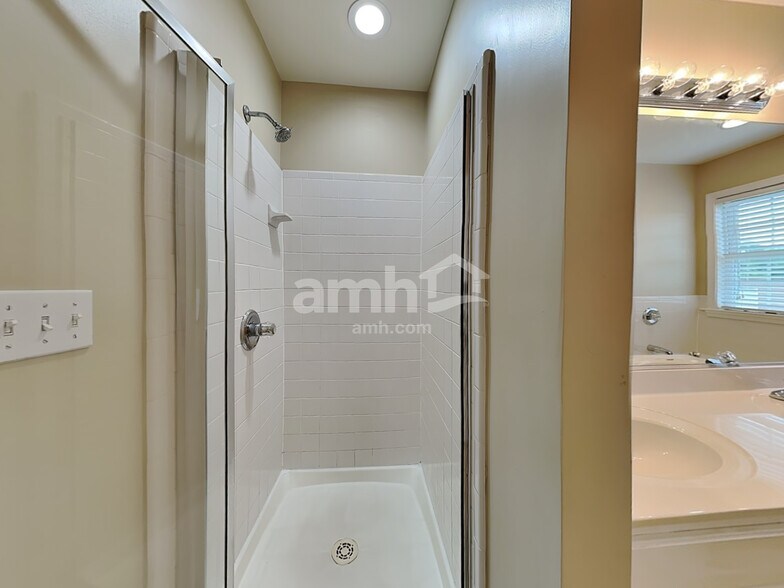 Building Photo - 3915 Red Hill Ct