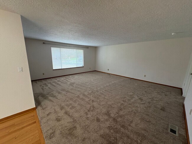 Building Photo - 3 Bed 3 Bath House