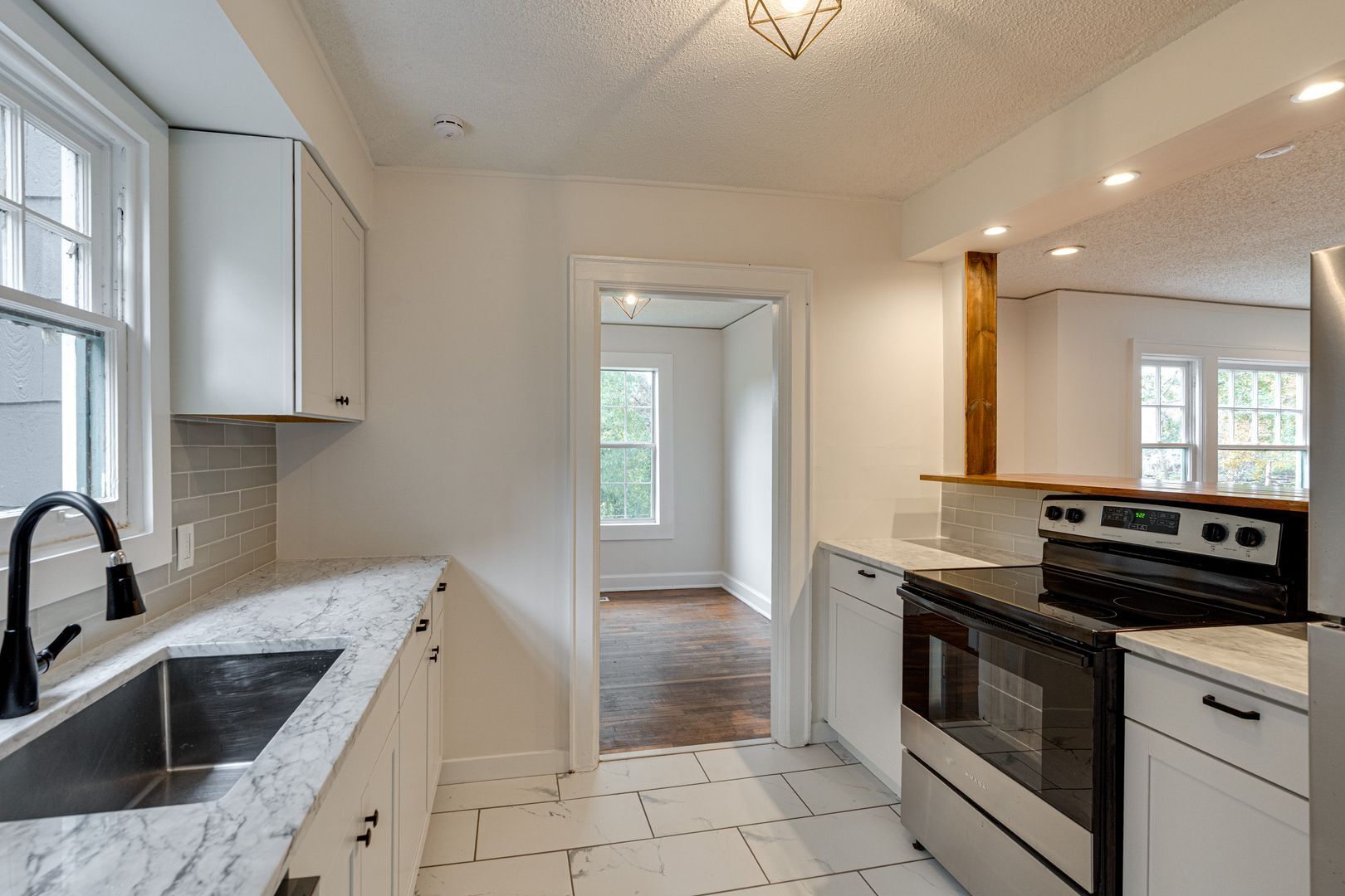 Building Photo - 203 N Seminole Dr