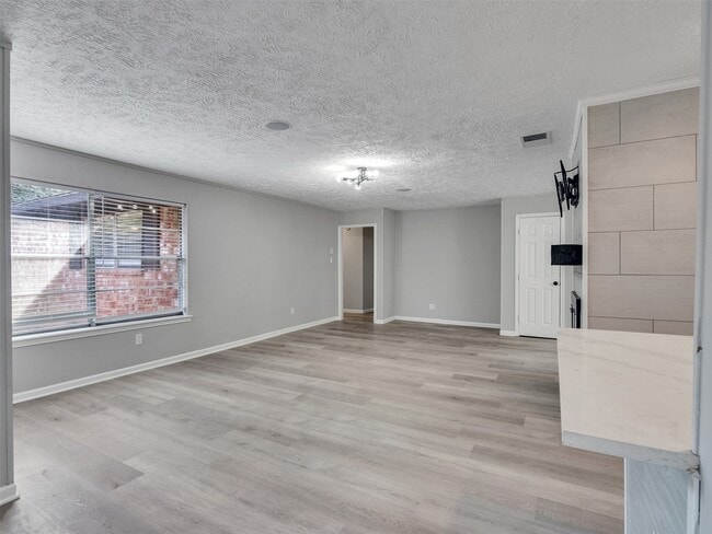 Building Photo - 3202 Lakehaven Dr