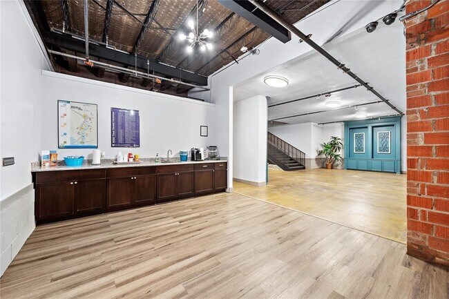 Building Photo - 612 W Texas Ave