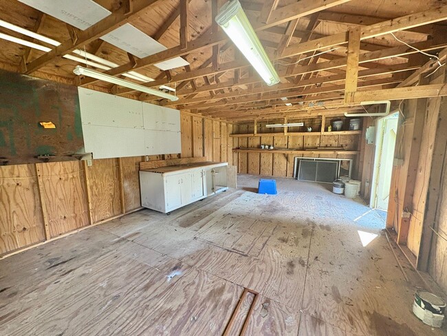 Building Photo - Spacious 3-Bed, 2-Bath Home with Large Sho...