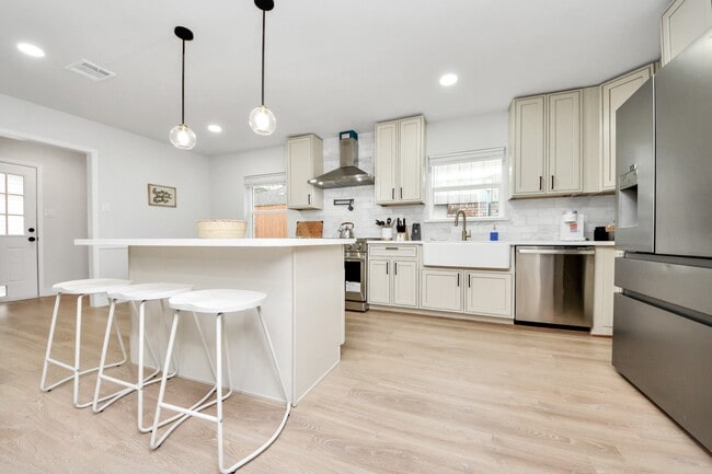 Building Photo - 10003 Briarwild Ln