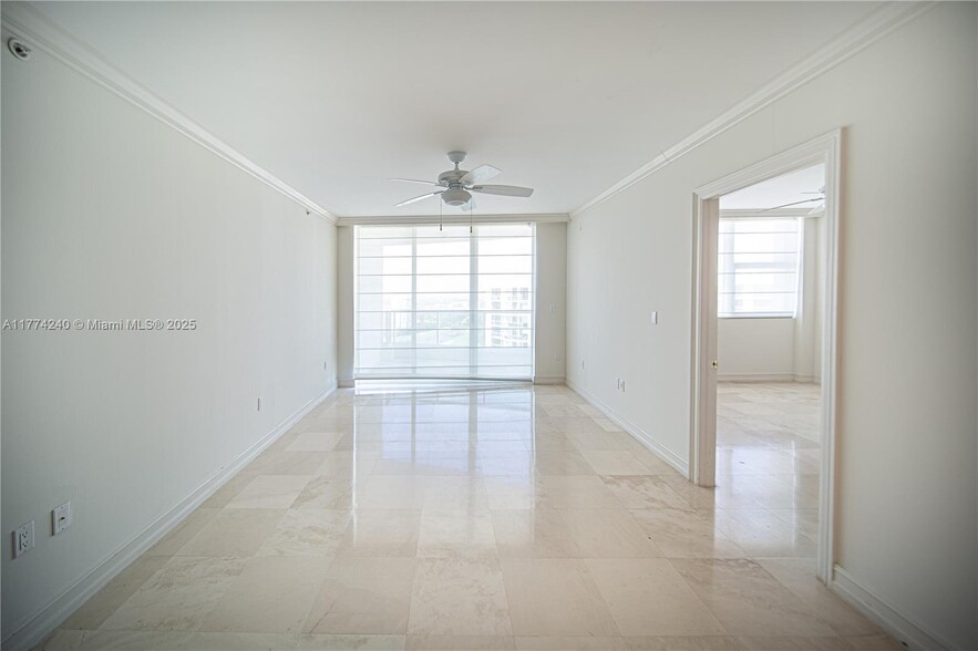 Building Photo - 20201 E Country Club Dr