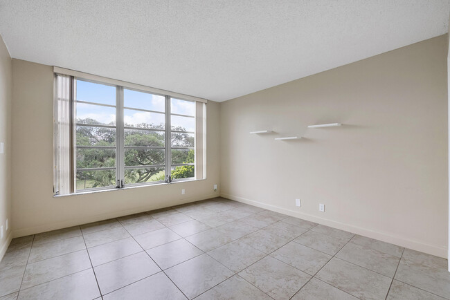 Building Photo - 3900 Oaks Clubhouse Dr