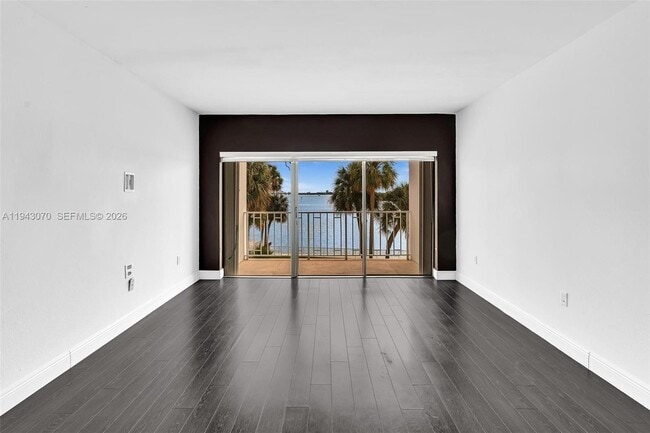 Building Photo - 500 Bayview Dr