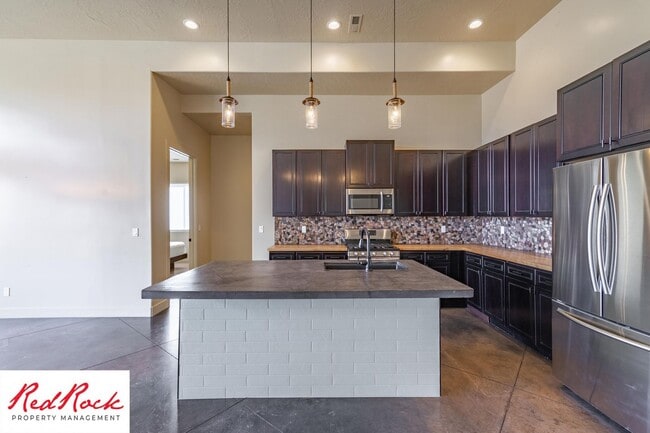 Building Photo - 4 Bedroom Luxury Home Near Sand Hollow