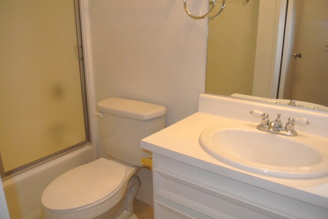 Building Photo - Palm Springs Villas - One Bedroom Condo