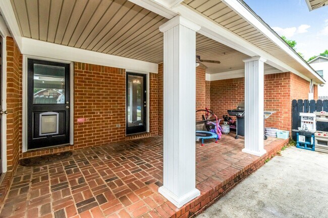 Building Photo - Great house with a pool in Satsuma!