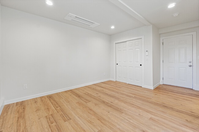 Building Photo - 2820 19th Ave S