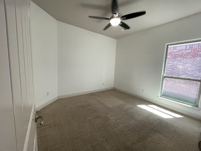 Building Photo - 214 Forest Grove Dr