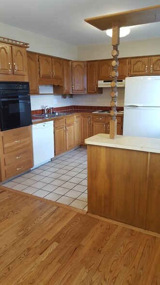 Kitchen - 1909 Collier Ave