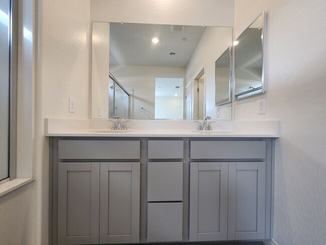 Building Photo - WOW Four Bedroom in North Summerlin!