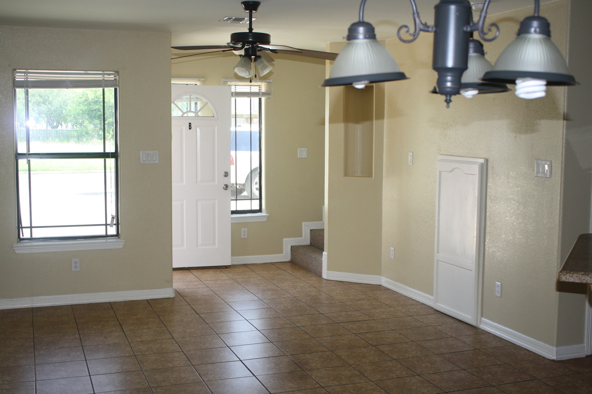 living area - 1204 West Kiwi