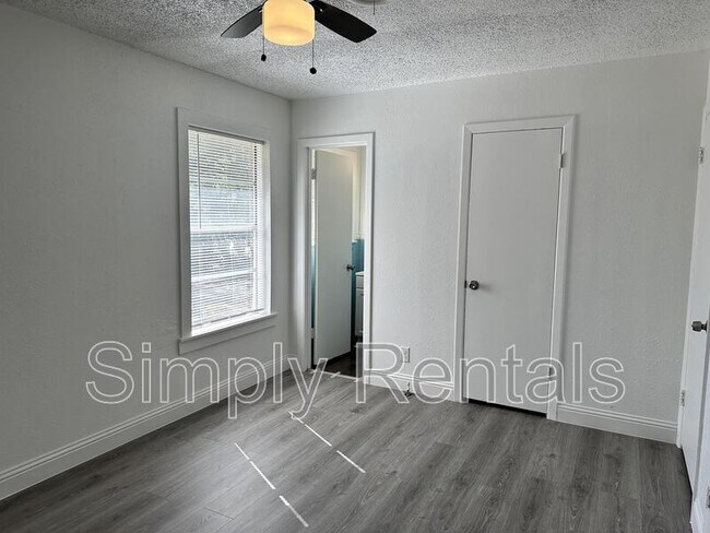 Building Photo - Poplar St 3211