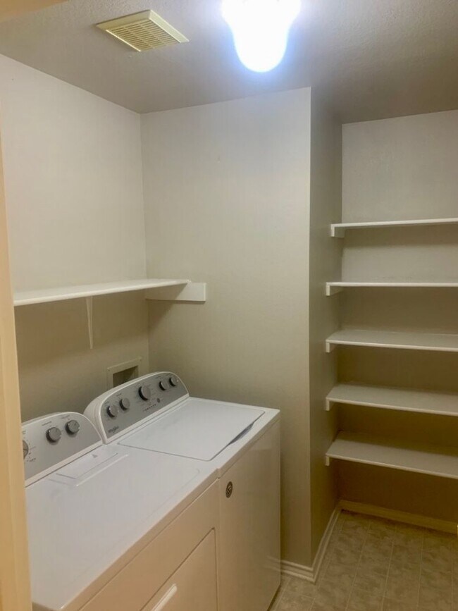 Building Photo - Adorable Move-In Ready 3/2 in Georgetown! ...