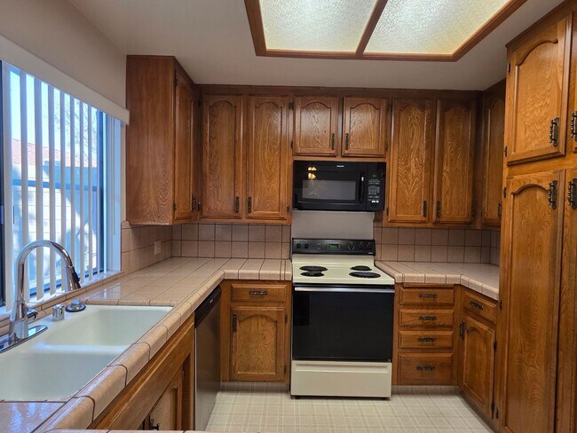 Building Photo - 6901 Courtside Cir