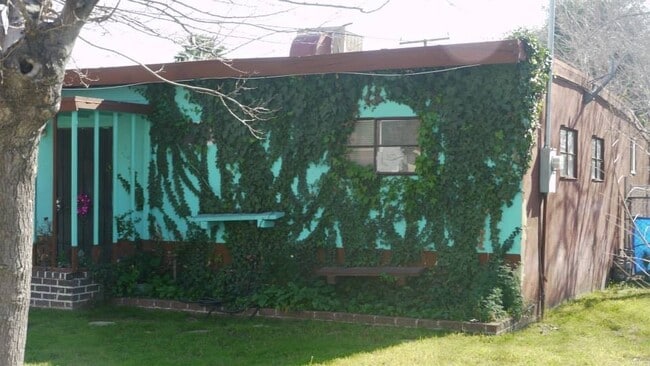 Building Photo - Beautifully Updated 3-Bedroom Home with Sp...
