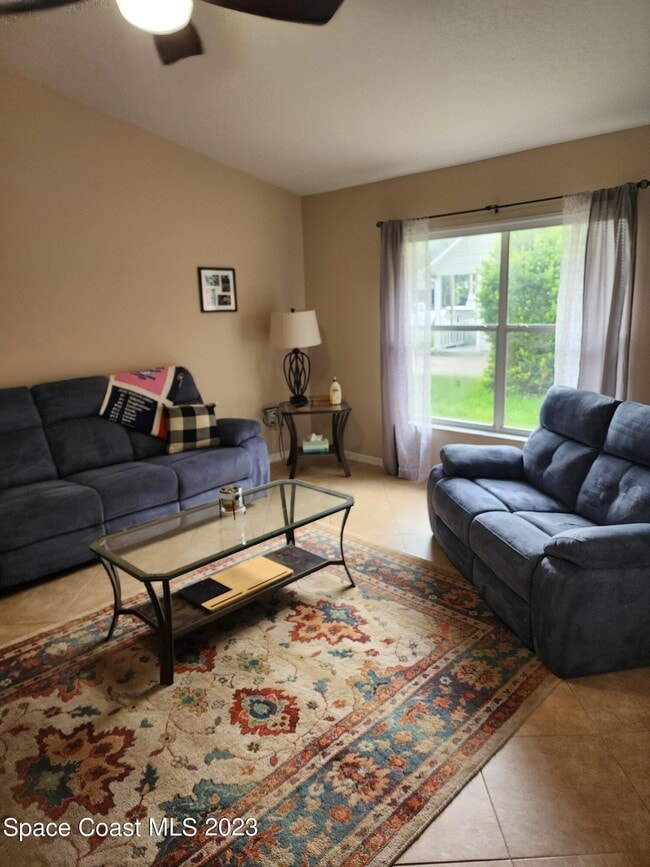 Building Photo - 890 Spirea Dr