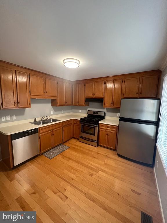 Building Photo - 11211 Surry Woods Ct