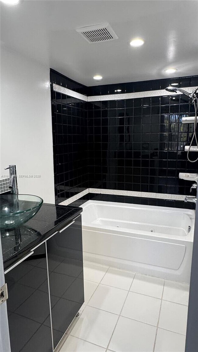 Building Photo - 212 Lake Pointe Dr