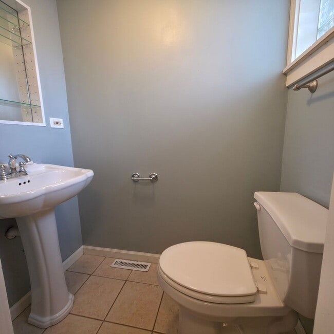 Building Photo - BEAUTIFUL 4 BEDROOM TUDOR STYLE HOME IN EUCLID