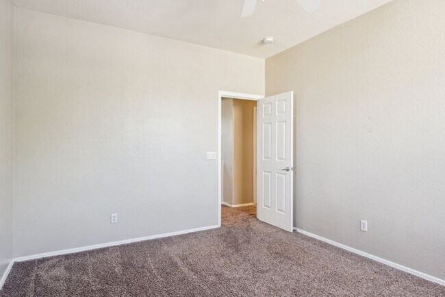 Building Photo - Beautiful 5 Bedroom 3 Bath home