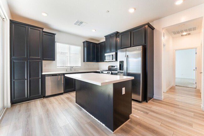 Building Photo - Bright Townhome in Gated Community!
