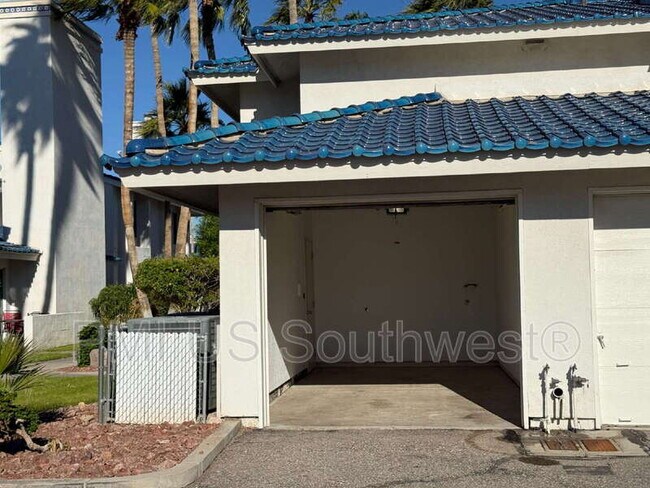 Building Photo - 1800 Club House Dr