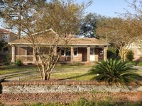 Building Photo - Walk to the beach!! Only a block and a hal...