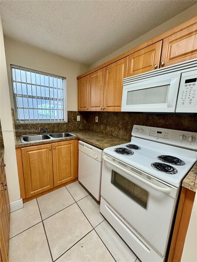Building Photo - 8810 Fontainebleau Blvd