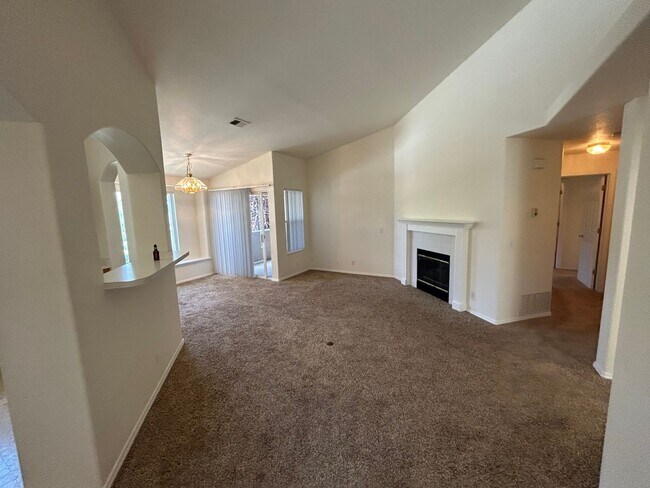 Building Photo - Spacious 2 bedroom and 2 bath.