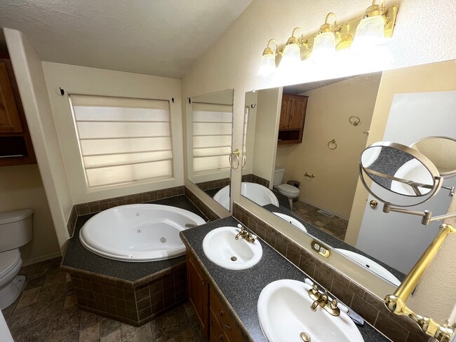 Master Bathroom - 14902 Golden Delicious St