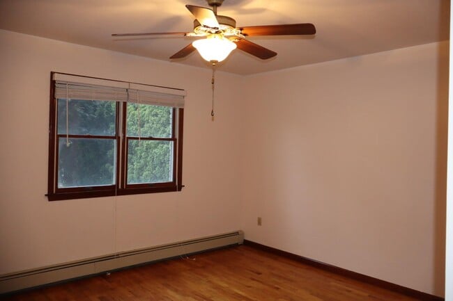 Building Photo - 17 Bronxville Ln