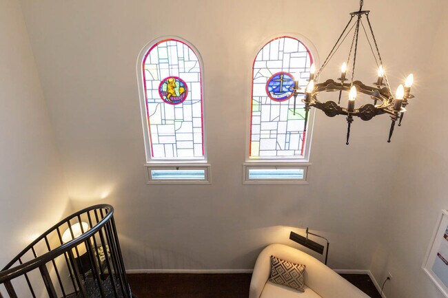 Building Photo - 900 N Hoover St