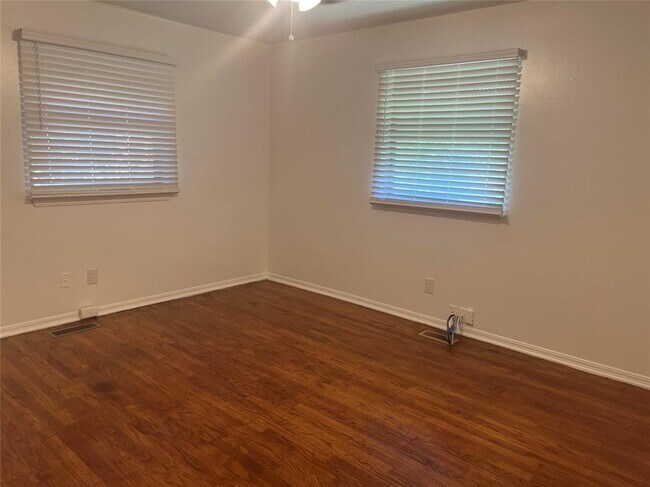 Building Photo - 7218 SE 15th St