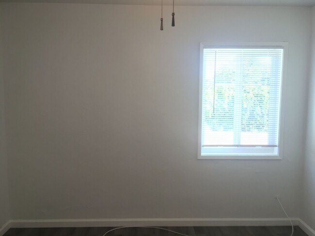 Building Photo - 2 Bedroom, 1 Bathroom Roseville Cottage for Lease.