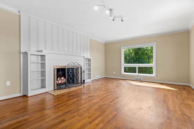 Building Photo - Charming Beach Drive Craftsman w/ AC and V...