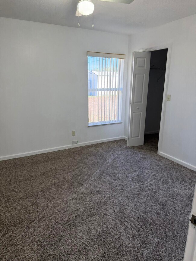 Building Photo - 137 SW Meade Cir