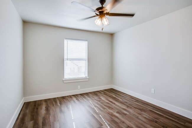 Building Photo - Wonderful Townhome in Cooper District!