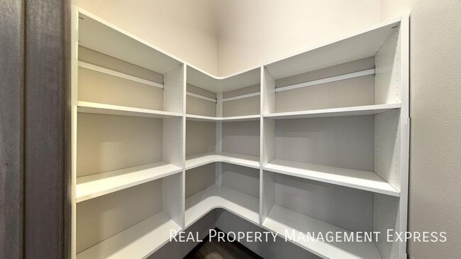 Building Photo - 5911 S Whisper Creek Pl
